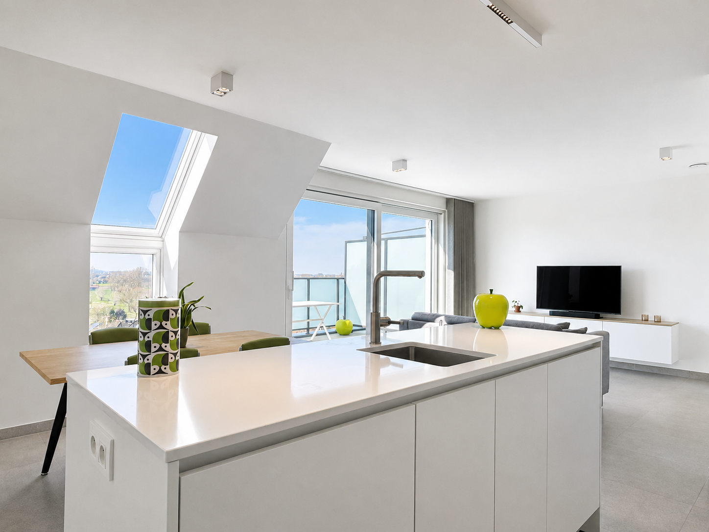 Open keuken met composiet en zicht op woonkamer